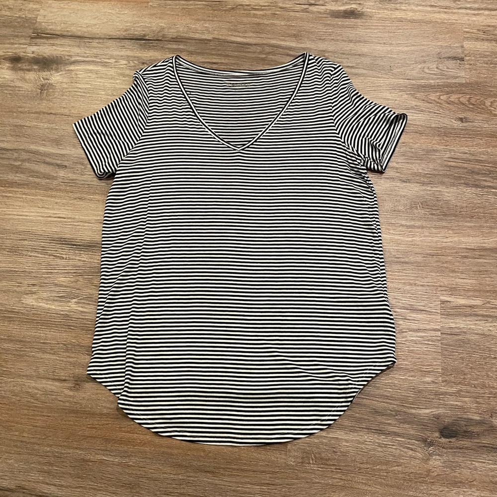 NWOT MUDD V-Neck